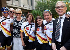 Le chef de la direction de la Banque CIBC, Gerry McCaughey, en compagnie de Gene Piccoli et sa famille