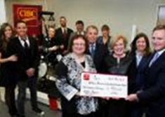 Des employs de la Banque CIBC prsentent un chque  des reprsentants du Holland Bloorview Kids Rehabilitation Hospital 